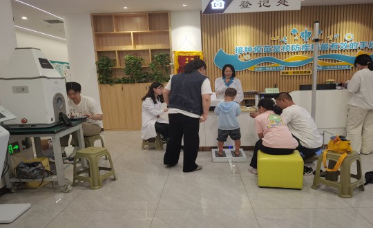 15.医疗公司“科学评估，，，，，助力生长”儿童义诊活动现场_副本.jpg